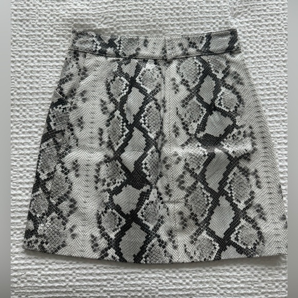 Maje snake skin leather like fitted skirt - Picture 3 of 4